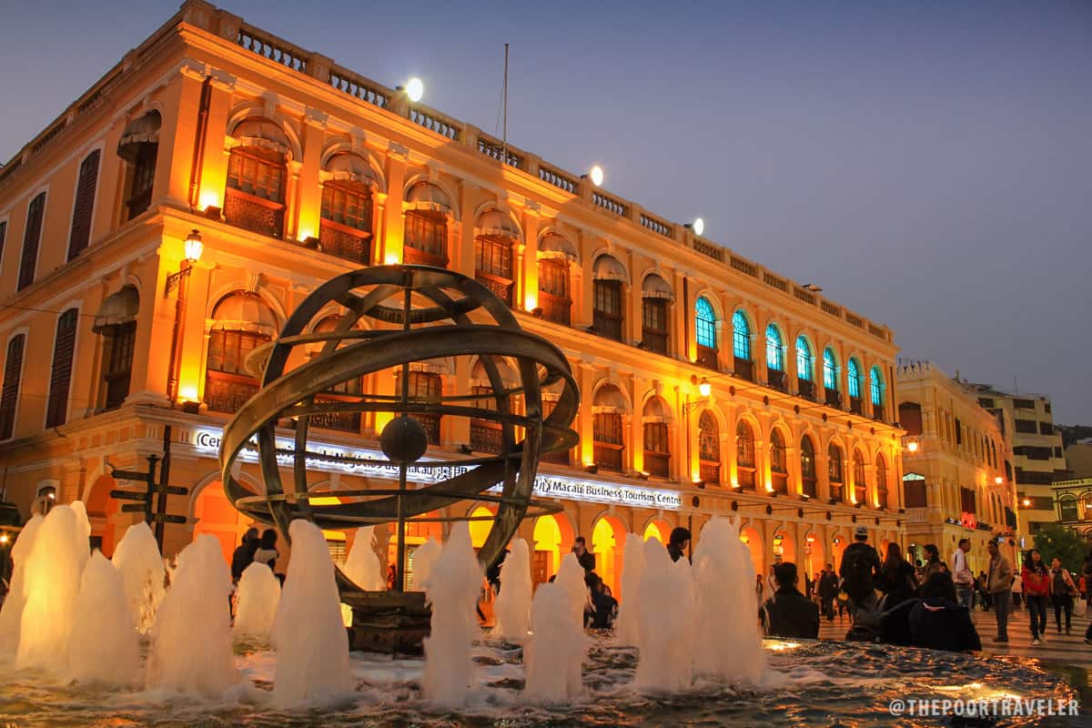 The fountain at the center of Senado Square